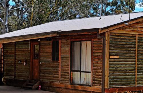 Adaminaby House | Cabin 2 - Snowy Accommodation