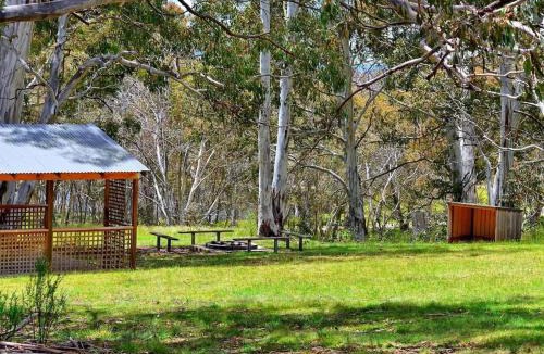 Adaminaby House | Cabin 5 - Snowy Accommodation