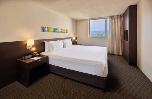 Cairns North Hotel | Cairns Harbourside Hotel
