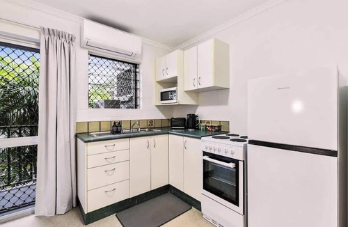 Edge Hill Apartment | Cairns Retro Studio—Cosy Stay near Botanic Gardens