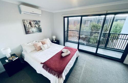 Hadfield House | Calm Getaway Close to Airport