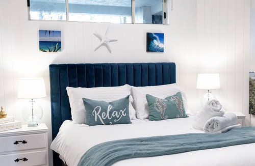 Battery Hill Apartment | Caloundra Poolside Paradise