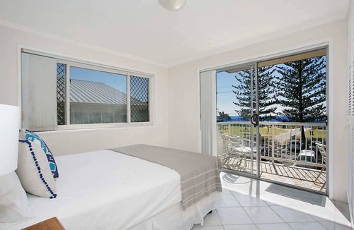 Mermaid Beach Apartment | Camden House Opposite Mermaid Beach