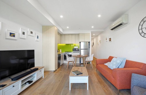 Elwood Apartment | Canal Place - 5 minute walk to Elwood Beach and Cafes