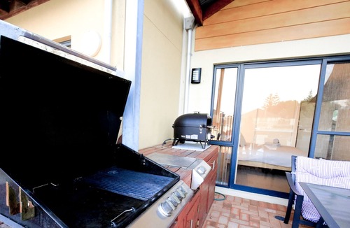 Halls Head House | Canal Vista - waterfront, dolphins, swans and sun in Halls Head, Mandurah