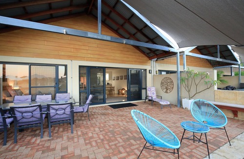 Halls Head House | Canal Vista - waterfront, dolphins, swans and sun in Halls Head, Mandurah
