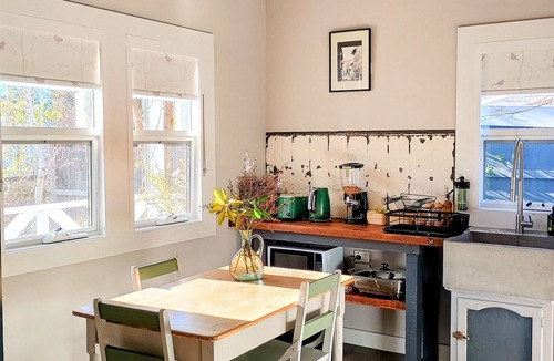 Hepburn House | Candlebark Cottage - Private spa retreat