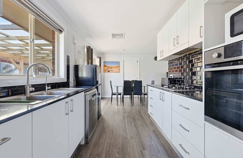 Dubbo House | Canterbury House - Firepit Retreat Near Mall