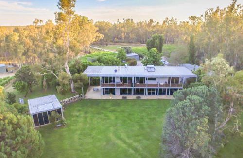 Lower Moira House | Cape Horn Vineyard 5 Bedroom Riverfront House on Working Vineyard