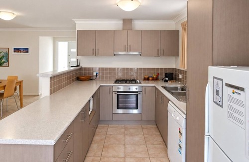 Broadwater House | Cape View TwentyTwo – a modern 2-bedroom, 2-bathroom villa