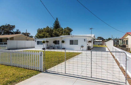 Lancelin House | Captains Retreat - Coastal Vibe