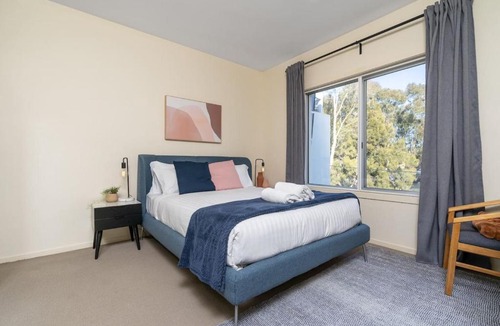 Lyneham Apartment | Captivating 3BR 2BA APT close to Shopping - Hosted by Canstay