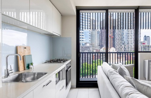 Carlton South Apartment | Carlton Skyline Spot with Chill Vibes