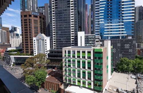 Carlton South Apartment | Carlton Skyline Spot with Chill Vibes