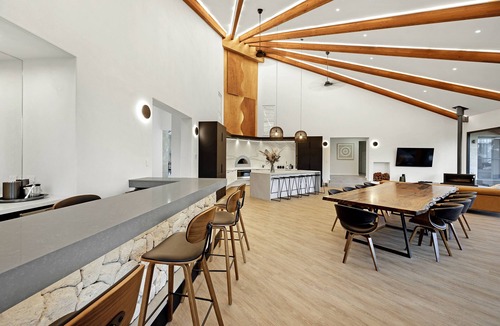 Redgate House | Caves Manor - 5 Star Luxury - Close to it all!
