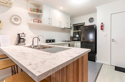 Adelaide Central Business District Apartment | CBD 2bedrms 2 onsuite bathrms, free parking and WiFi, sleeps 8
