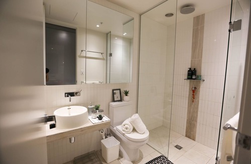 North Melbourne Apartment | CBD 2BR - FREE CarPark & Wifi &Tram NEAR Queen Vic Market