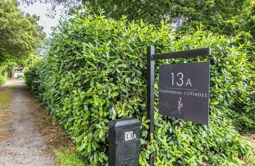 Bowral Cottage | Centennial Cottage 2 - Botanica. Cosy, close walk to Bowral and wedding venues.
