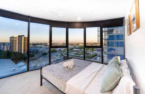 Eagle Farm Apartment | Central 2BR-2BA Resort-Style Retreat In Hamilton M21