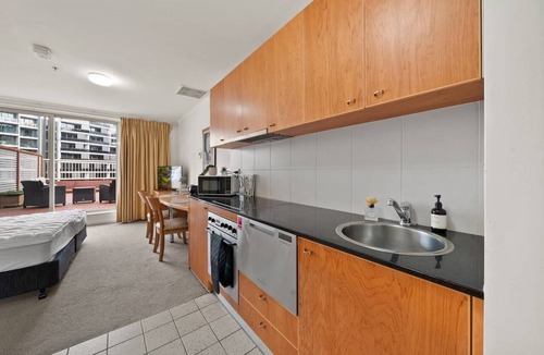 City East Apartment | Central ACT Studio with Indoor Pool and Gym