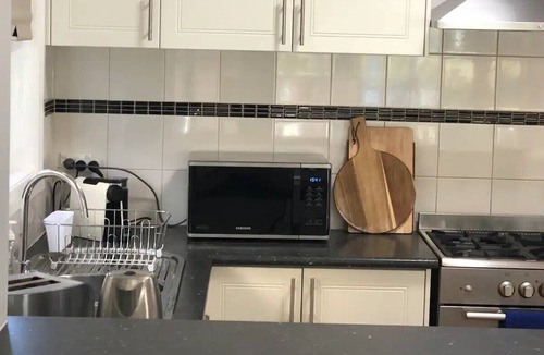 Albury House | Central Albury Cottage, 5 min walk to main street
