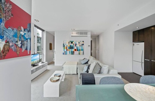 East Melbourne Apartment | Central apt with Parking & Pool