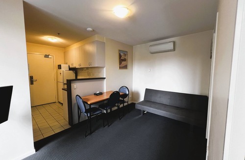 Carlton South Apartment | Central CBD Apartment for 5 | Free WiFi | On Site Parking Available