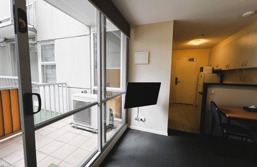 Carlton South Apartment | Central CBD Apartment for 5 | Free WiFi | On Site Parking Available