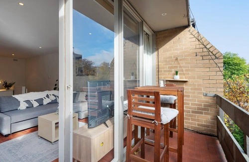 South Melbourne Apartment | Central City Convenience in Prime Location