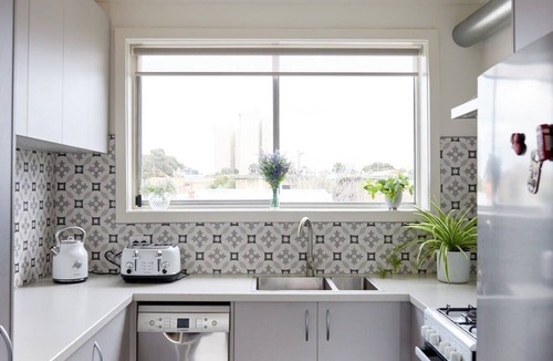 Collingwood North Apartment | Central Classic Collingwood Modern Apt.