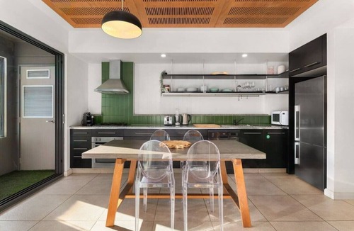Chippendale Apartment | Central Designer City Pad w 2 Balconies AC Laundry