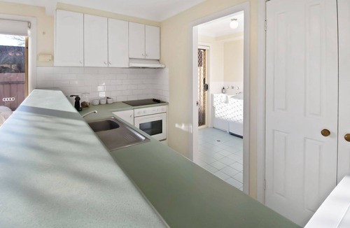 Wagga Wagga Apartment | Central Escape | Walk to CBD, Cosy & Convenient