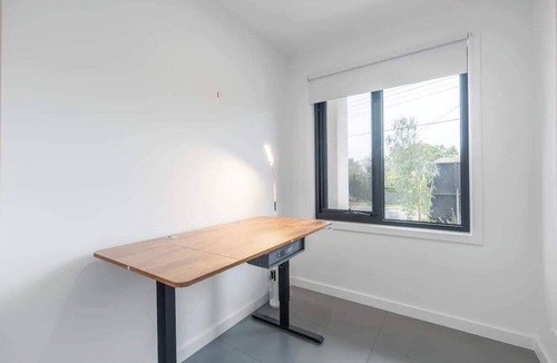 Oakleigh East House | Central Oakleigh East Amenities & Parking