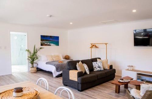 Point Lookout Apartment | Central Studio + Close to the beaches + Wifi & Netflix