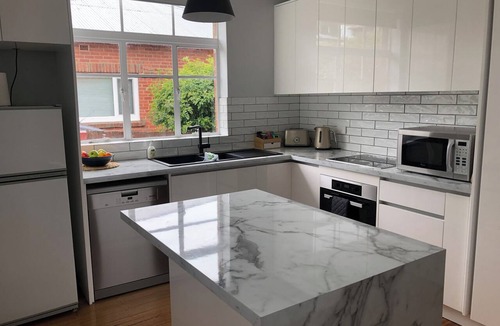 Lenah Valley House | Centrally located! 6 mins to city. Cozy Art Deco renovated family- size house.