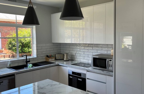 Lenah Valley House | Centrally located! 6 mins to city. Cozy Art Deco renovated family- size house.