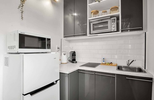 St Kilda West Apartment | Charming 1-Bed with Fireplace by the Beach