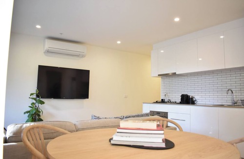Richmond North Apartment | Charming 2BDR Apartment in Richmond close to MCG
