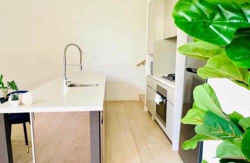 Roseville Apartment | Charming and cozy 2 Bedrooms 2 bathrooms Condo with Study room, Parking, Wi-Fi