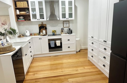 Bacchus Marsh Cottage | Charming Cottage | Cosy, Stylish & Walk to Town