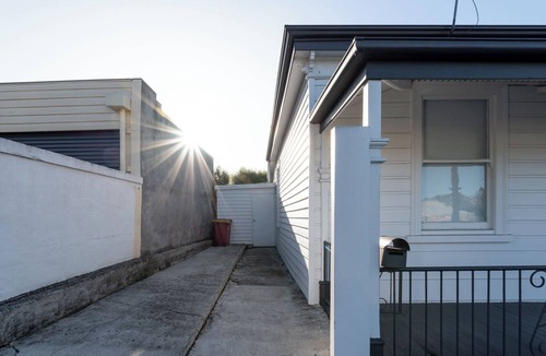Launceston CBD House | Charming Cottage Near the City with Parking