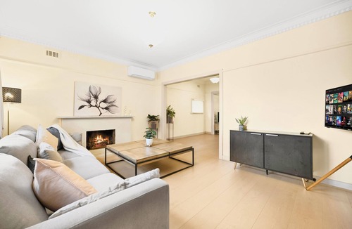 Balwyn House | Charming Family Haven - Warm and Spacious Entire House Balwyn