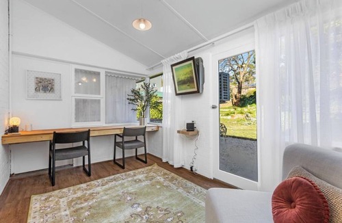Dalkeith House | Charming Garden Retreat: Peaceful Oasis with Vintage Character