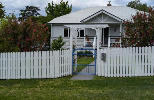 Stanthorpe House | Charming, historic, Amiens Cottage, in heart of Stanthorpe