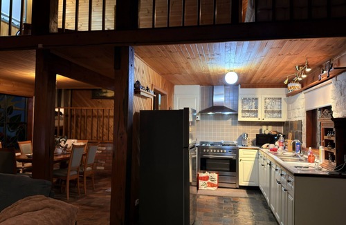 Cockatoo House | Charming mud brick retreat in the heart of Cockatoo,