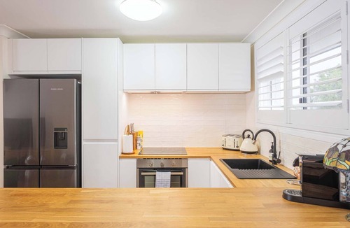 Palm Beach Apartment | Charming Palm Beach Retreat with Pool & BBQ