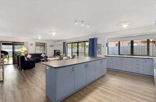 Inverloch House | Cheerful 3 Bedroom House with cozy wood fire.