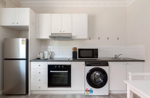 Manly Apartment | Chic 1-Bed Retreat Near Shops & Beach