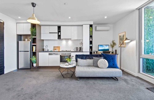 South Yarra Apartment | Chic 1-Bed with Balcony Views and Amenities