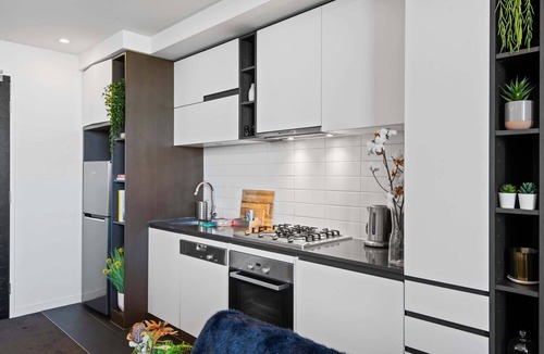 South Yarra Apartment | Chic 1-Bed with Balcony Views and Amenities